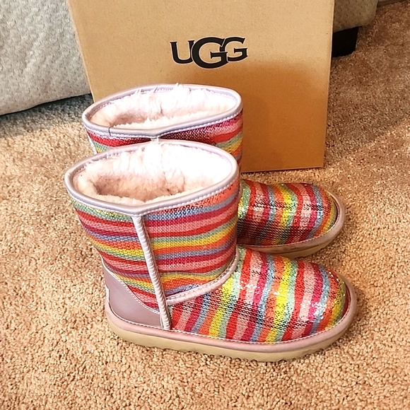 UGG Classic Short Kids Boots - Picture 6 of 12